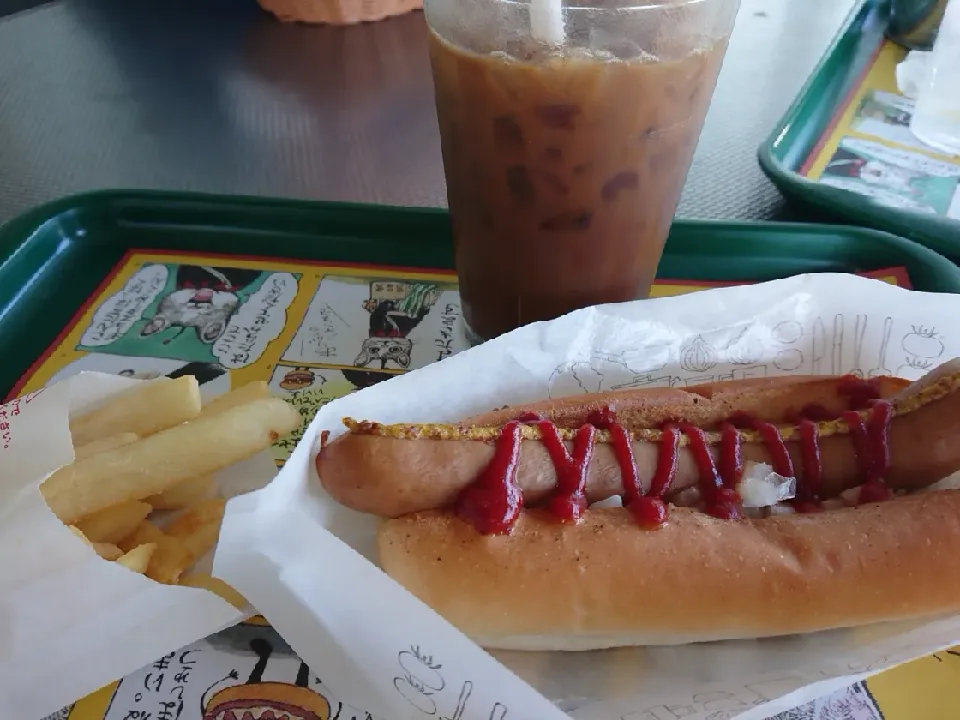 ホットドッグ🌭とフライドポテト🍟
アイスコーヒー|大谷千鶴さん