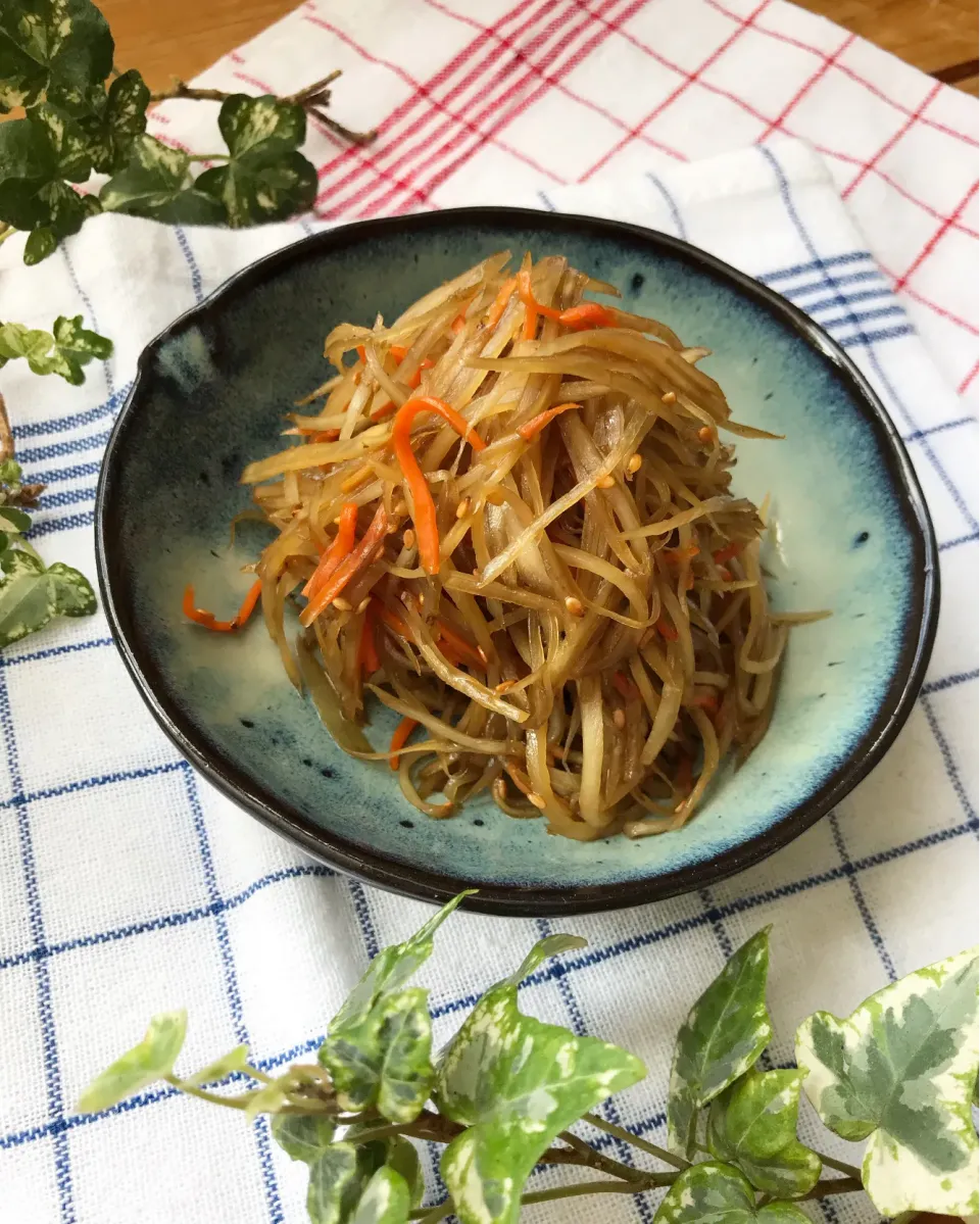 🍚🥢今日の一皿は　最近　凝っている極細きんぴらごぼう🍚🥢|Hollyさん