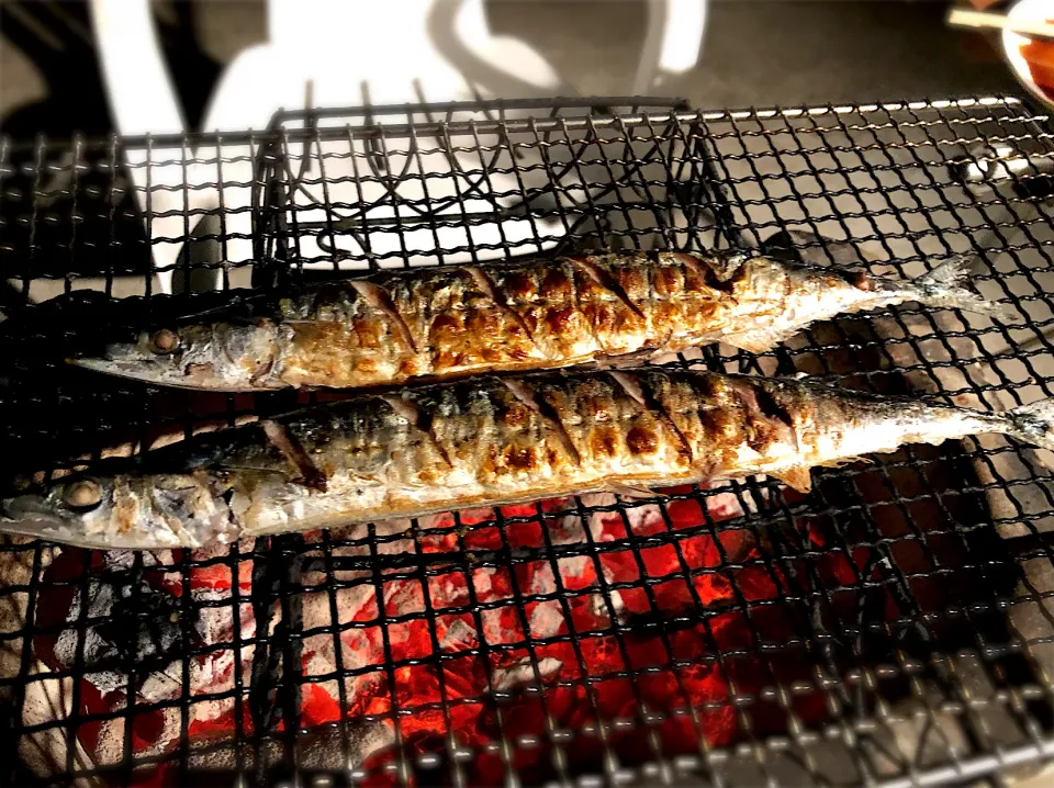 七輪で秋刀魚焼く！|じゅんさんさん