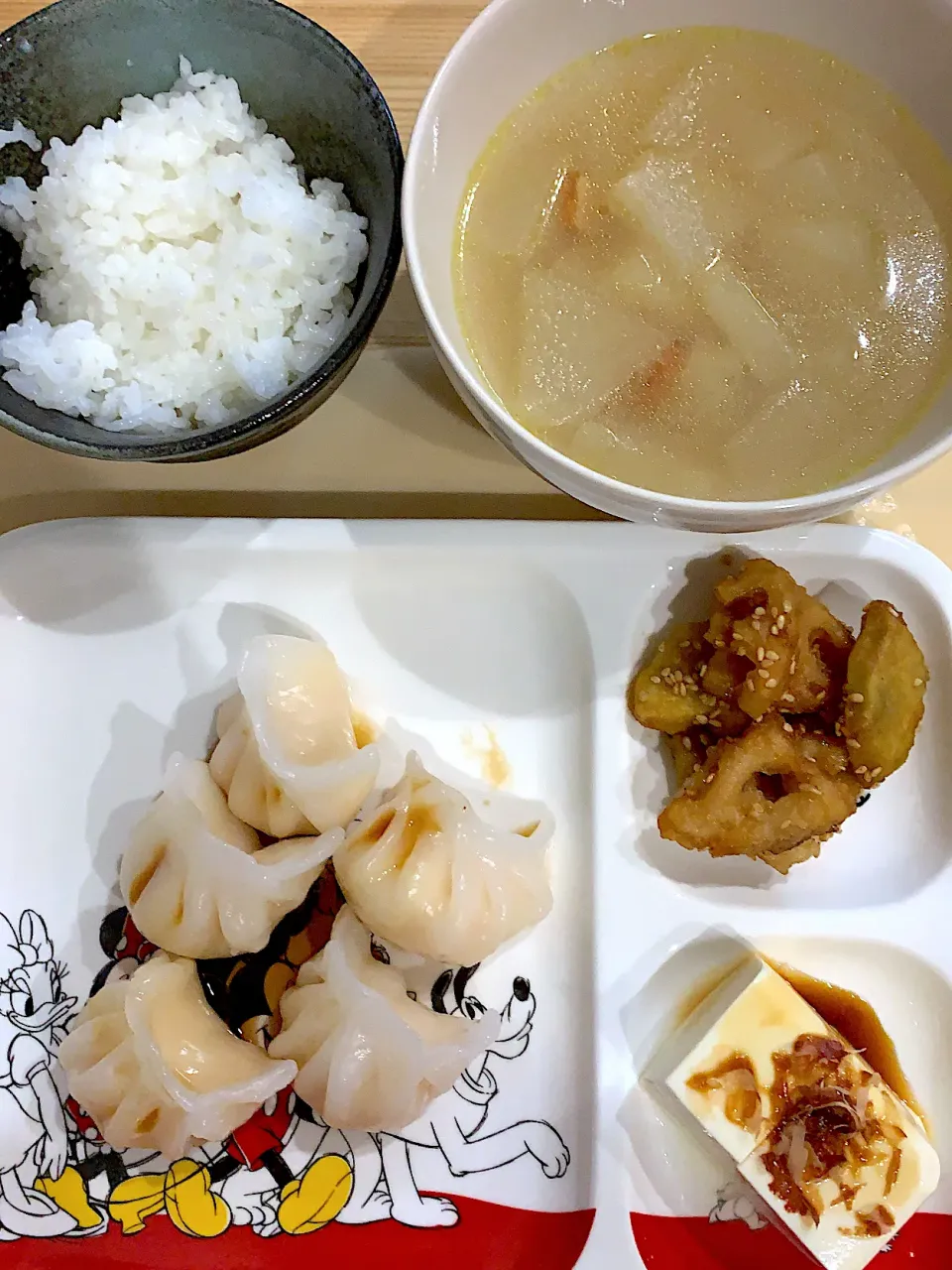 ・エビ餃子　・さつまいもと蓮根のデパ地下風　・冷奴　・冬瓜のベーコンのスープ|ぺろたんさん