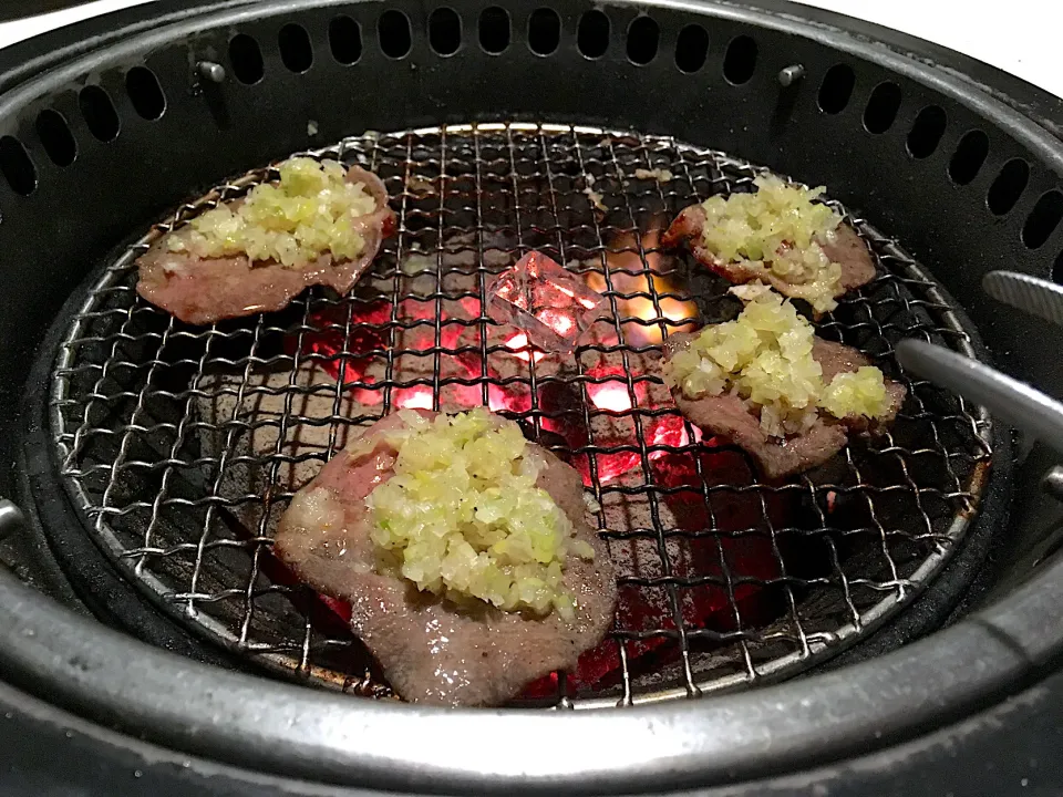 Snapdishの料理写真:ネギ塩牛タン🔥(ノ≧∀)ﾉわぁ〜い♪|さくたえさん