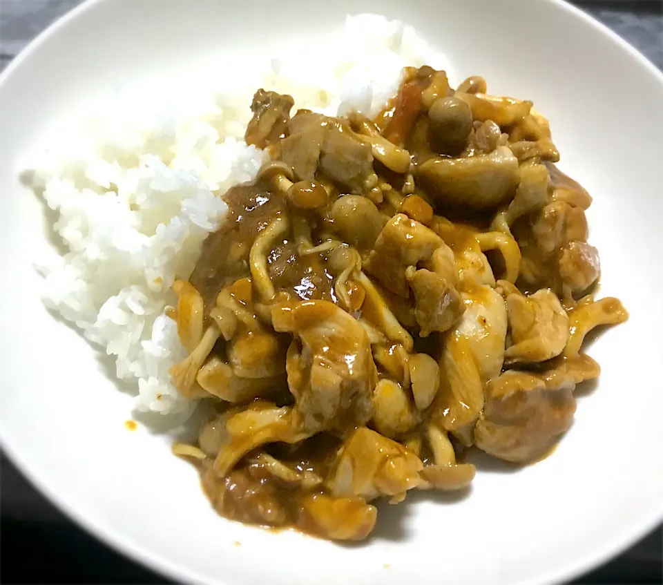 今夜は、鶏肉としめじのカレー炒めライスを頂きます😋👍|ギムレットさん