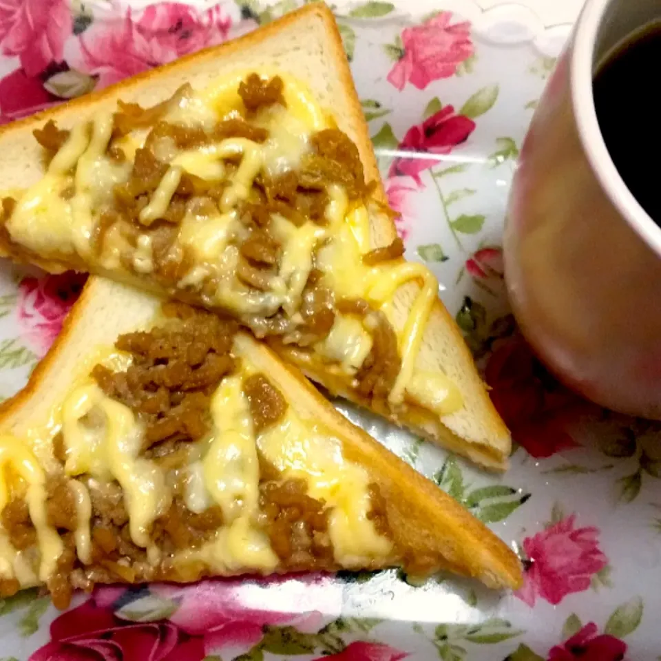 💕🌸そぼろ🍖マヨチーズ🧀トースト🍞💗|内藤ひろみさん