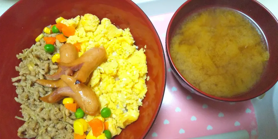 😘👌またまた2色丼🤗💗ウインナー🌭とミックスベジタブル🌽🥕乗せ乗せ(♡´▽`♡)💕✨|内藤ひろみさん