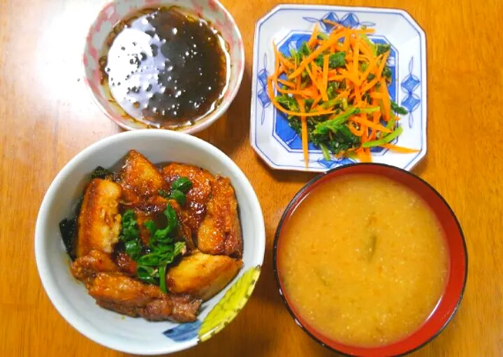 １１月５日　鰯の蒲焼き丼　もずく　ほうれん草のゴマ和え　なめことわかめのお味噌汁|いもこ。さん