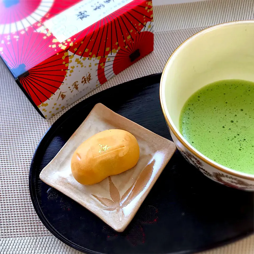 お抹茶🍵で頂く金沢の秋🍁 金澤雅と言う和菓子で、上には金箔が乗っていました😳💕|めぐぐさん