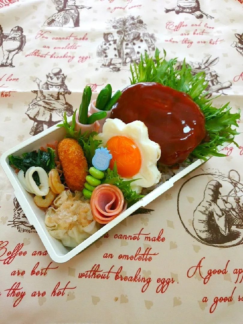 Snapdishの料理写真:ハンバーグお花目玉焼き弁当💕|いちごさん