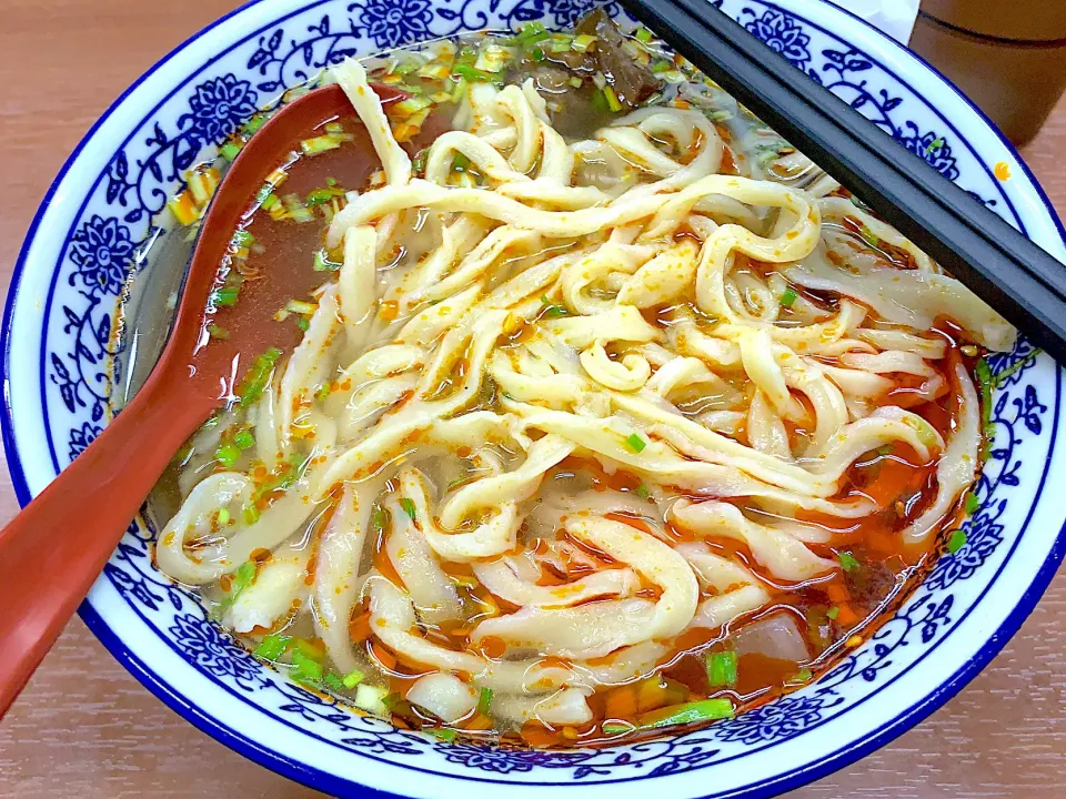 Snapdishの料理写真:ザムザムの泉の蘭州牛肉麺(三角麺)|yumyum😋さん