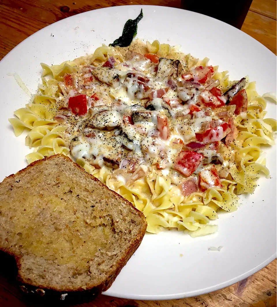 Snapdishの料理写真:Creamy Garlic, Red Bell Pepper, Onion, Black Pepper And Sausage Alfredo Sauce Over Egg Noodles with Melted Mozzarella Cheese Shavings and Fresh Toast|Michaels Culinary Adventuresさん