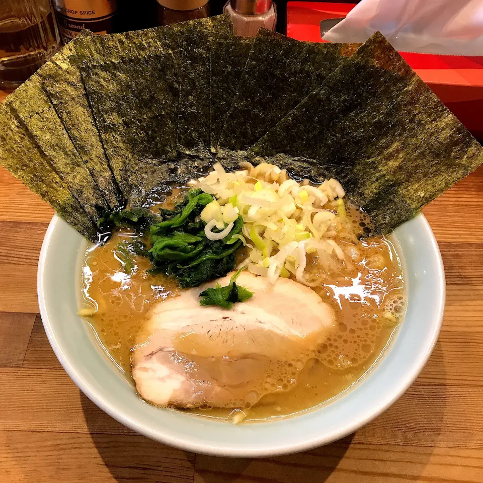 豚骨ラーメン＋のり増し@鶴一家(横浜)|塩豚骨さん