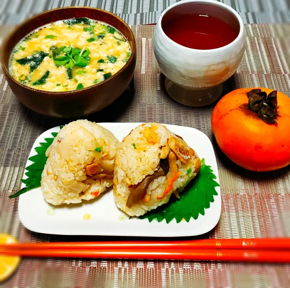 🍁のどぐろの炊き込みご飯で
　おにぎり🍙
🍁おさかなミンチのかき玉お味噌汁|yukaringoさん