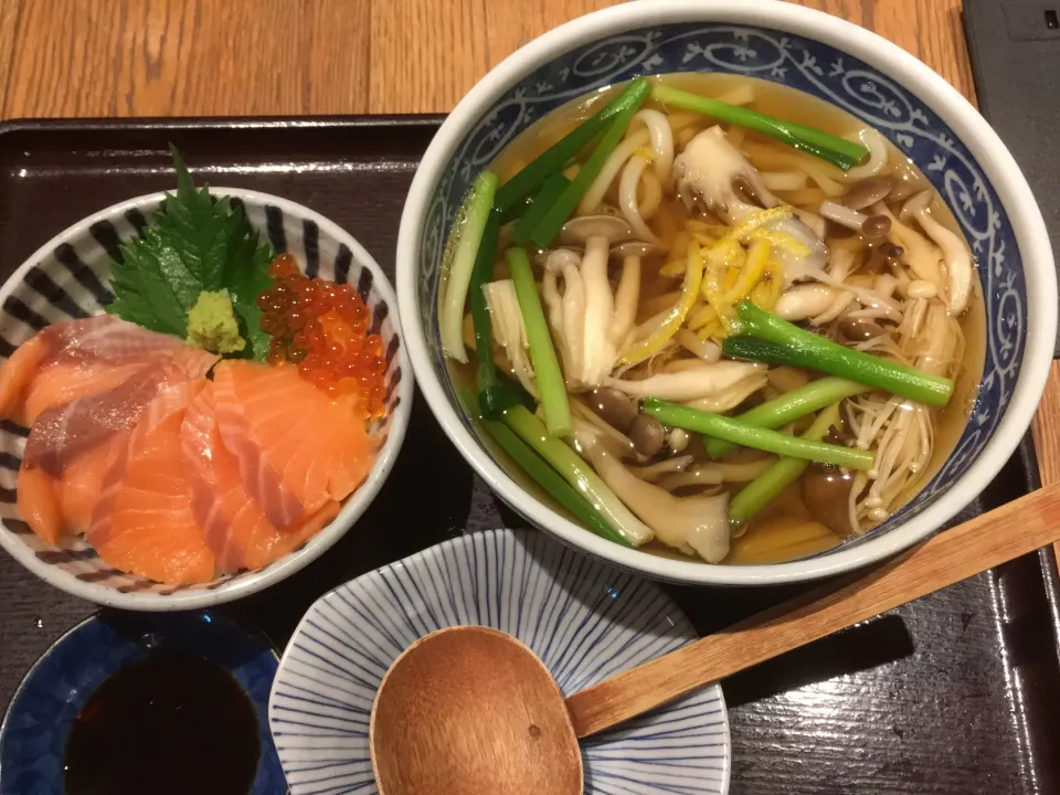 ひかり屋　きのこ柚子うどんと鮭いくら丼|どんちゃんさん