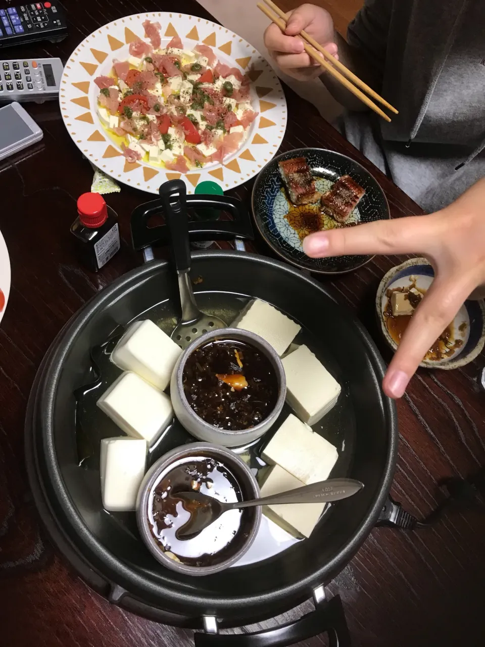 Snapdishの料理写真:主人留守にて女子会💕長女作成のカプレーゼ、湯豆腐祭り😆|ちーさん