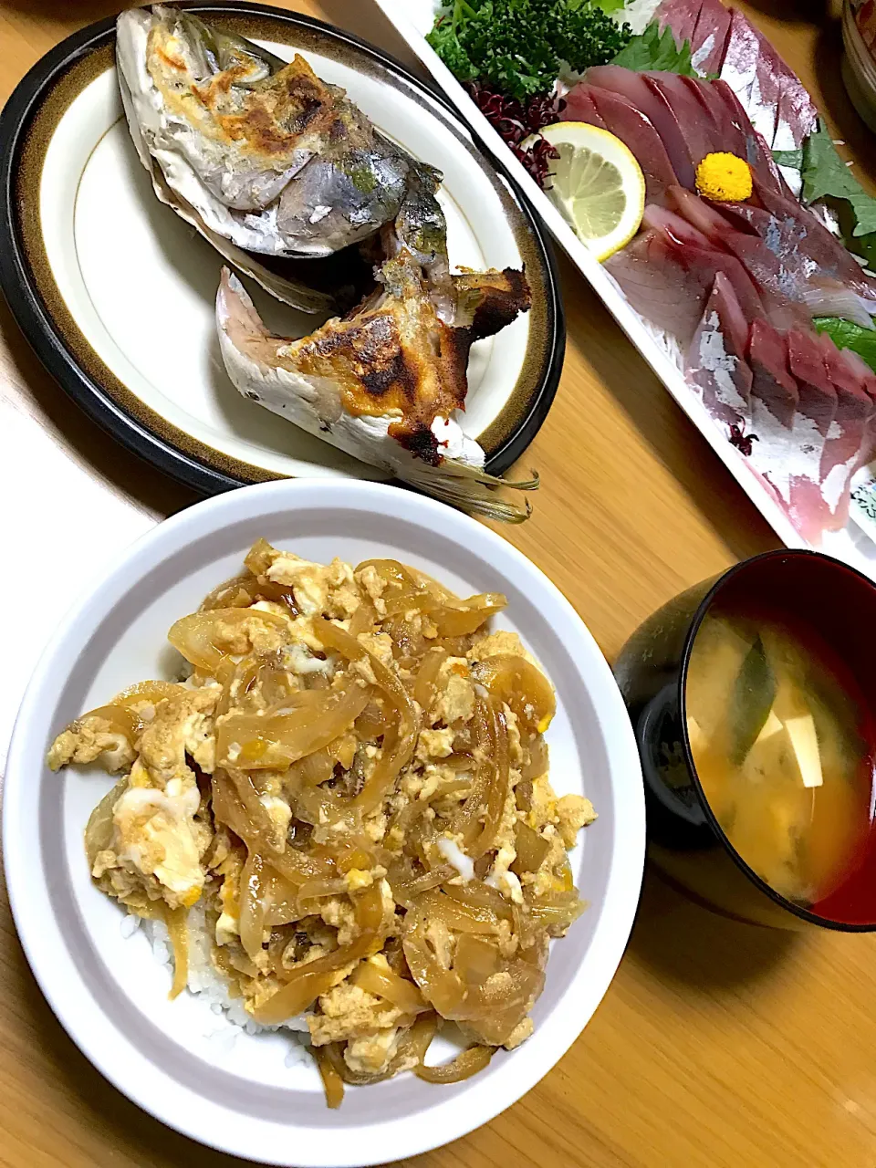 Snapdishの料理写真:玉子丼&はまちのお刺身と兜焼き|sinさん