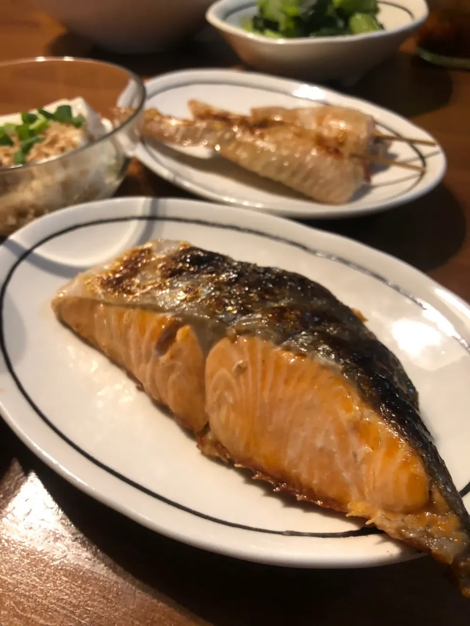 Snapdishの料理写真:11/10の夕食　鮭の塩焼きと手羽先焼き|yoneさん