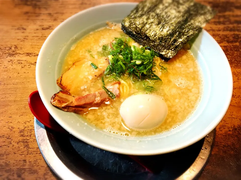 こってりラーメン＋半熟味付玉子 ¥850|Blue Moon Caféさん