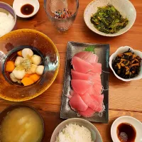 鮪の刺身/里芋の煮物/ひじき煮/野沢菜と昆布の和え物/白菜と葱のお味噌汁|ちばさん