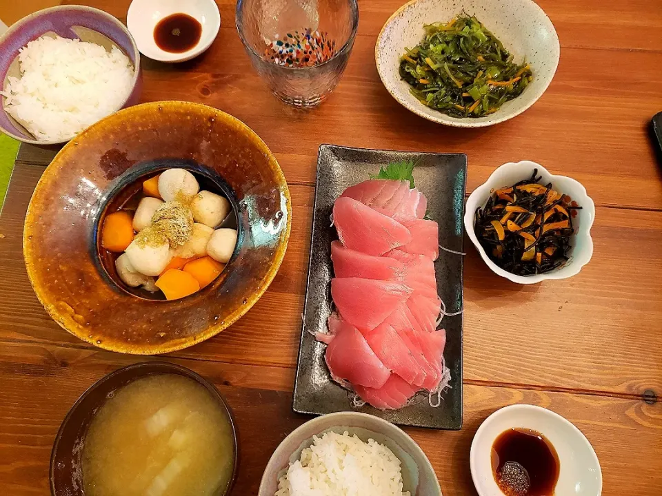 鮪の刺身/里芋の煮物/ひじき煮/野沢菜と昆布の和え物/白菜と葱のお味噌汁|ちばさん