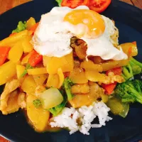 Stir-fry yellow curry potato topped with fried egg😘|eing15さん