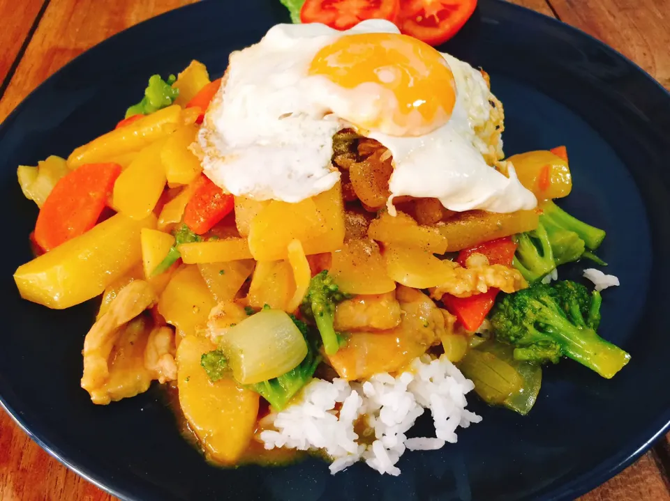 Stir-fry yellow curry potato topped with fried egg😘|eing15さん