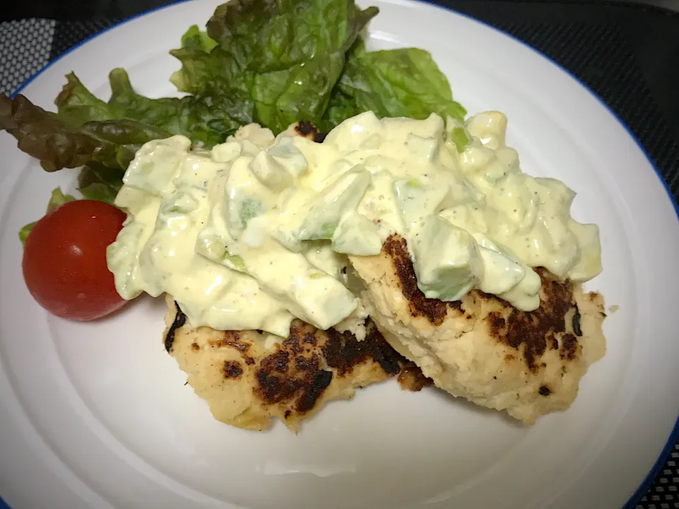 鶏ひき肉の豆腐入りハンバーグ アボカドソースで|Tak@さん