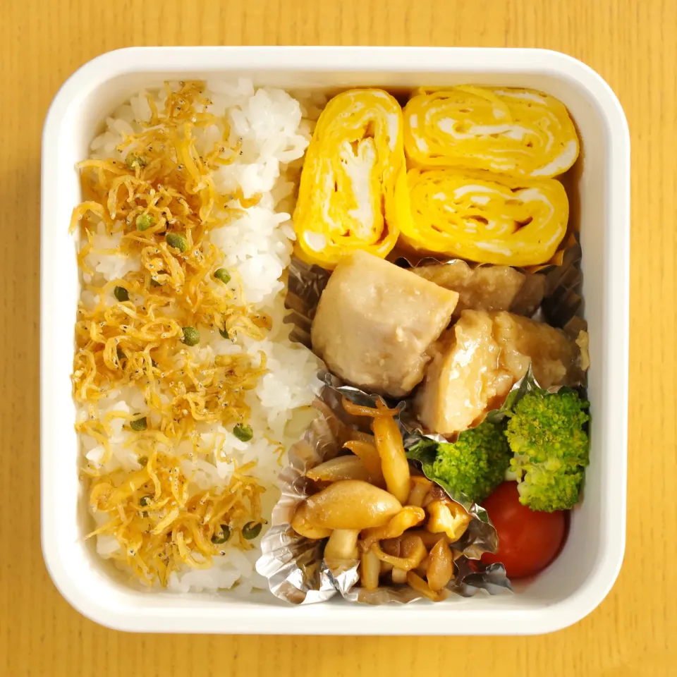 Snapdishの料理写真:今日のお弁当😋　卵焼き　ちりめん山椒ご飯　里芋の煮物　しめじと玉ねぎのマヨポン炒め|walnutさん