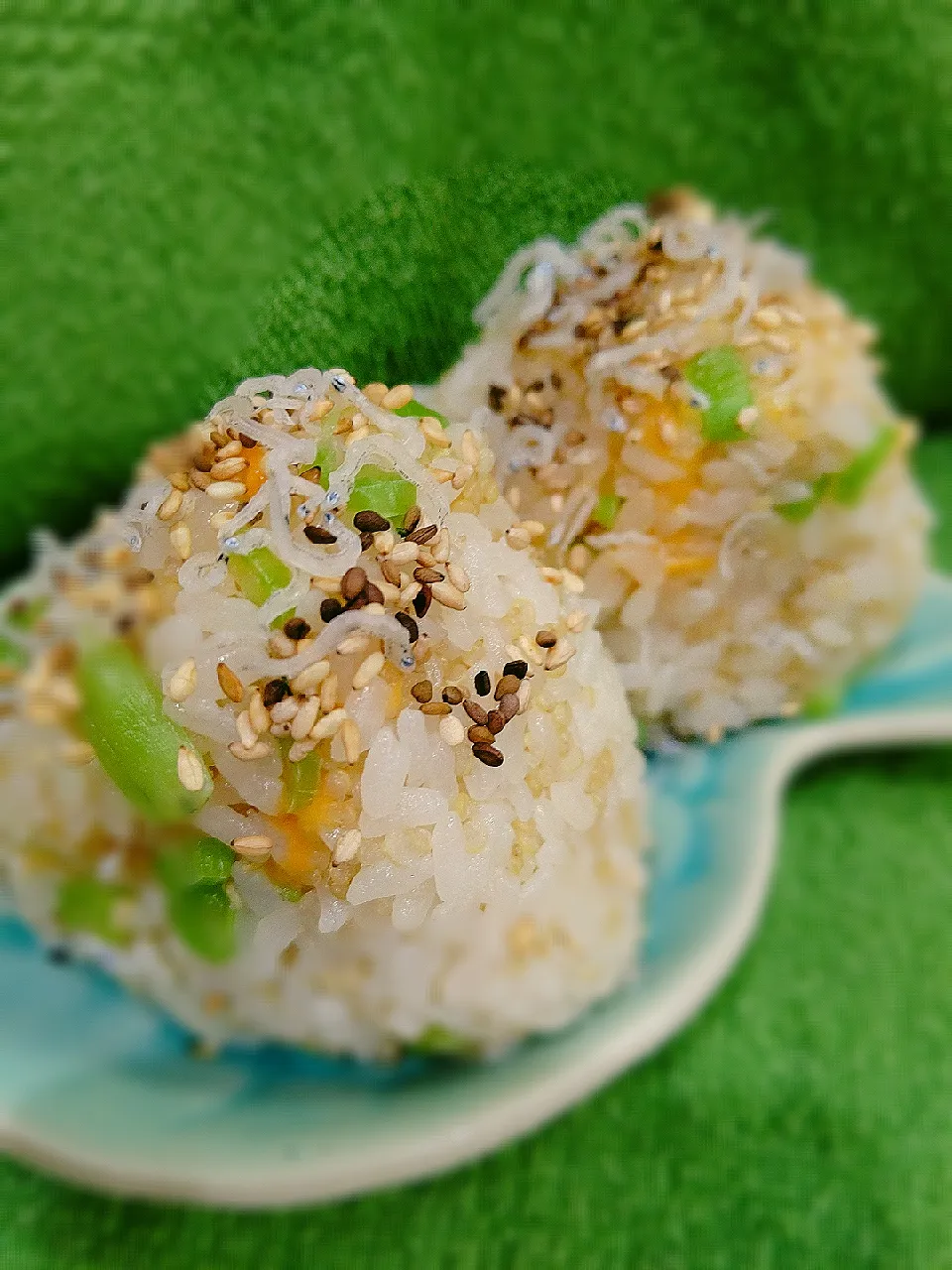 Snapdishの料理写真:キヌアとお雑魚、大根っ葉とチーズの
おにぎりさん～♪♪🍙💓|砂糖味屋キッチンさん