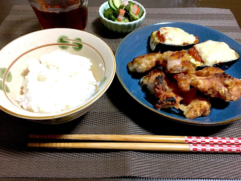 ココットプレートでノンオイル唐揚げ　茄子のトマトチーズ焼き、きゅうりとカニカマ の酢の物|ちぐあささん