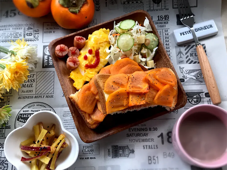 沢山頂いた柿をトースト🍞の上に💕                チーズ🧀との相性抜群でした😍🍴|めぐぐさん