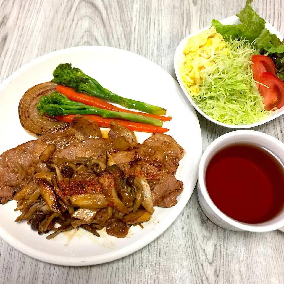 Snapdishの料理写真:三重県津市"朝日屋"さんの豚肉の味噌漬けきのこの味噌バター炒めのせ|まみっこさん