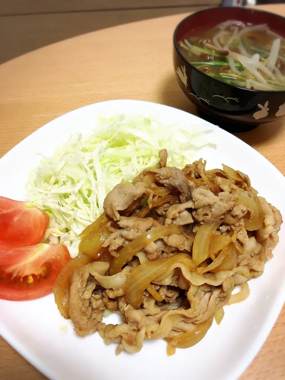 豚の生姜焼きとなめこと豆苗の味噌汁|あるくさん