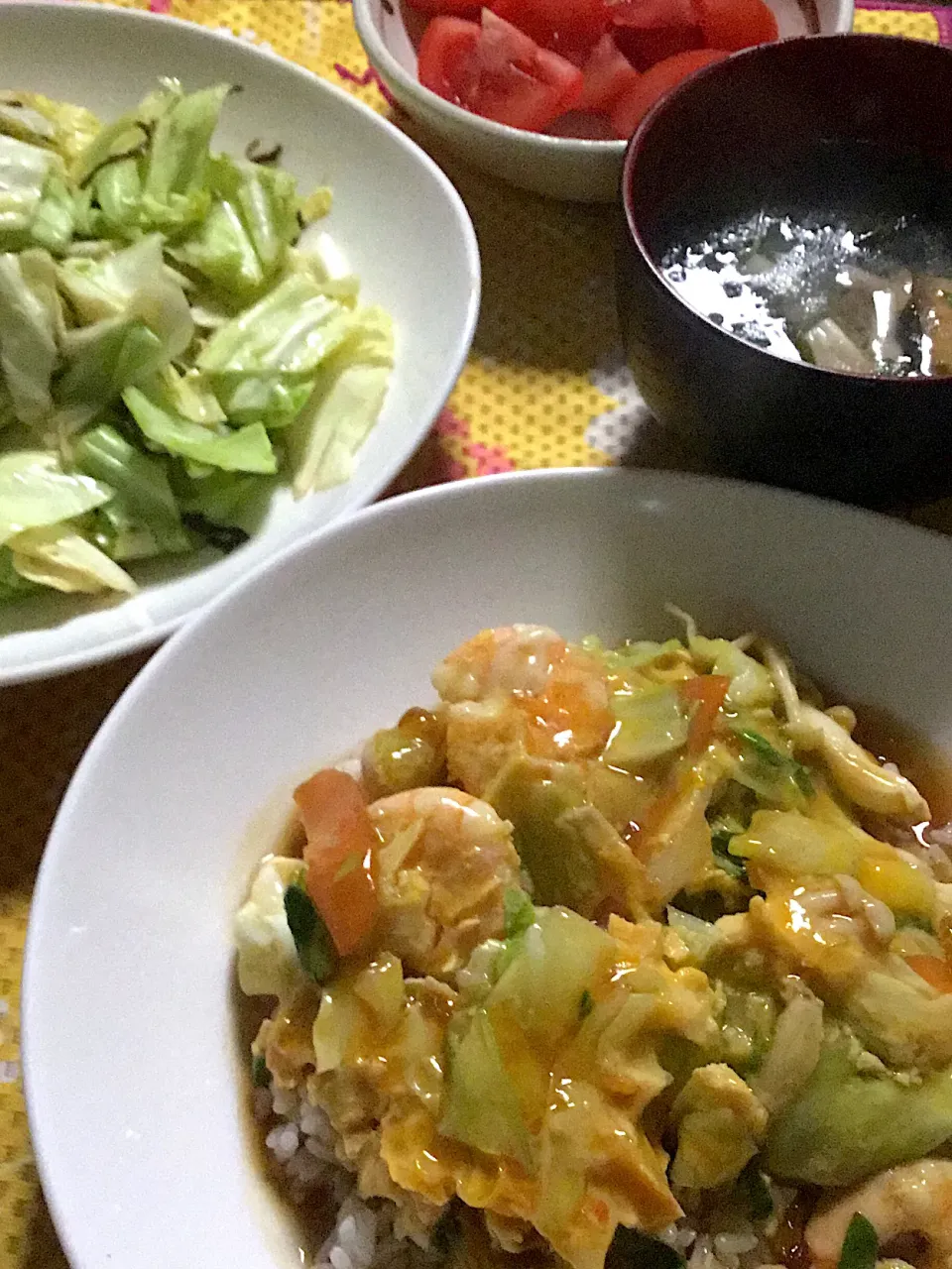 キャベツと海老🦐の天津飯    塩昆布キャベツ   トマト🍅    味噌汁|掛谷節子さん