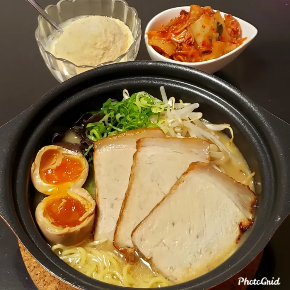 豚骨醤油ラーメン(炊飯器チャーシュー、煮玉子、木耳、葱、もやし)|Yukiさん