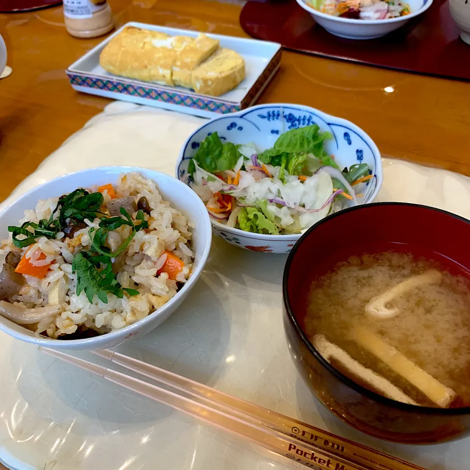 炊き込みご飯・玉葱と薄揚げの味噌汁・だし巻き玉子・サラダ|sayaさん