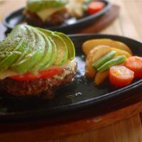 アボカドとトマトのカマルグ岩塩のハンバーグ