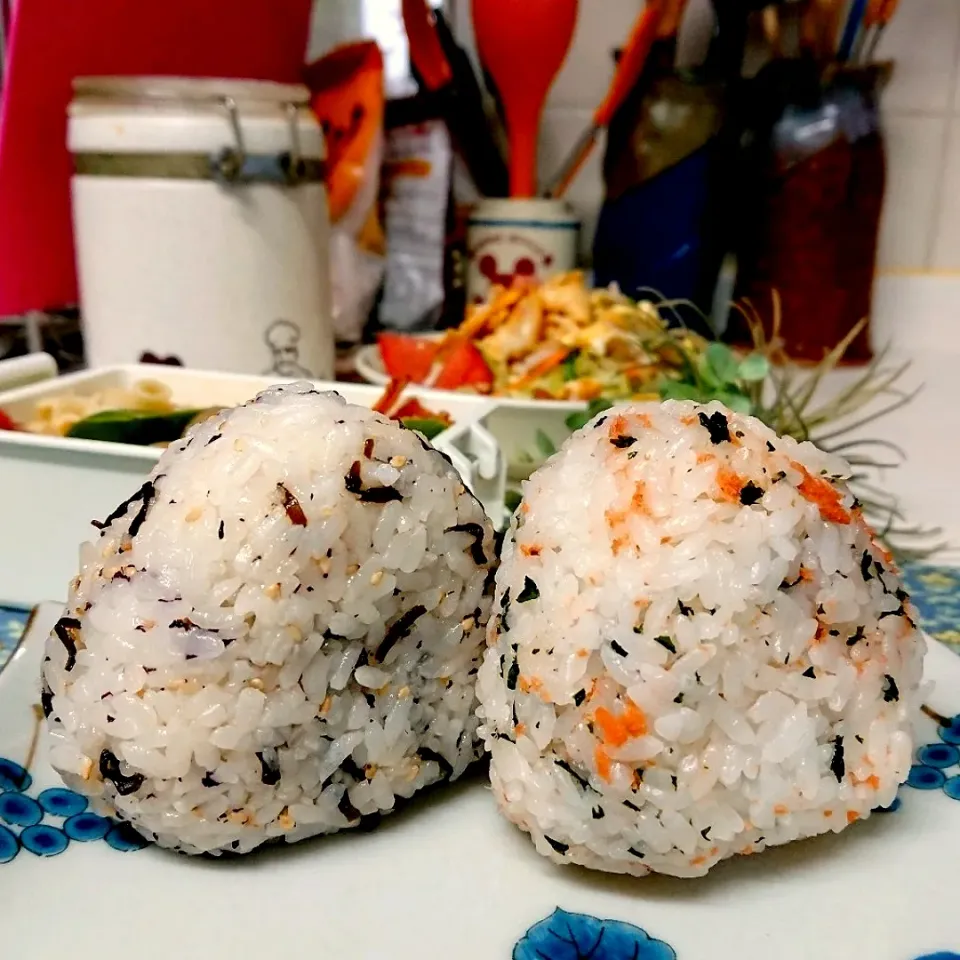 旦那さーん弁当🍱におにぎり２つ🍙|とまと🍅さん