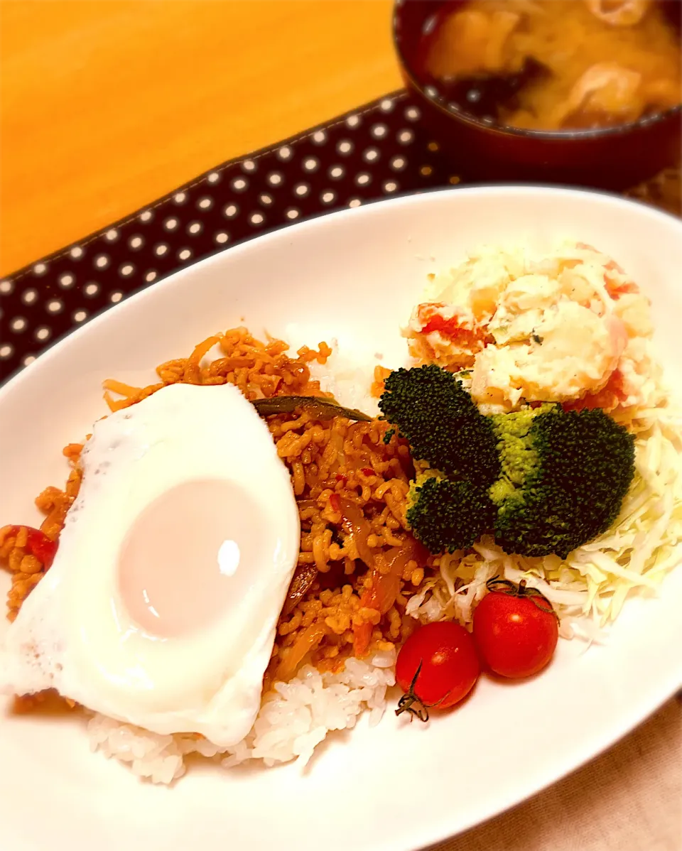 おさかなミンチでガパオライス🐟🍚🍳ポテサラ🥔🥦🍅|あやこさん