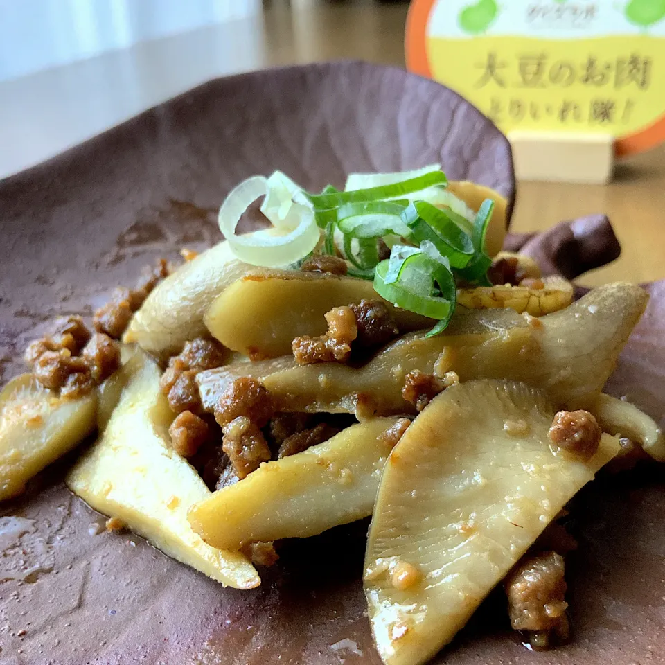 Snapdishの料理写真:大豆のお肉とアワビ茸の肉味噌炒め|9421beruさん