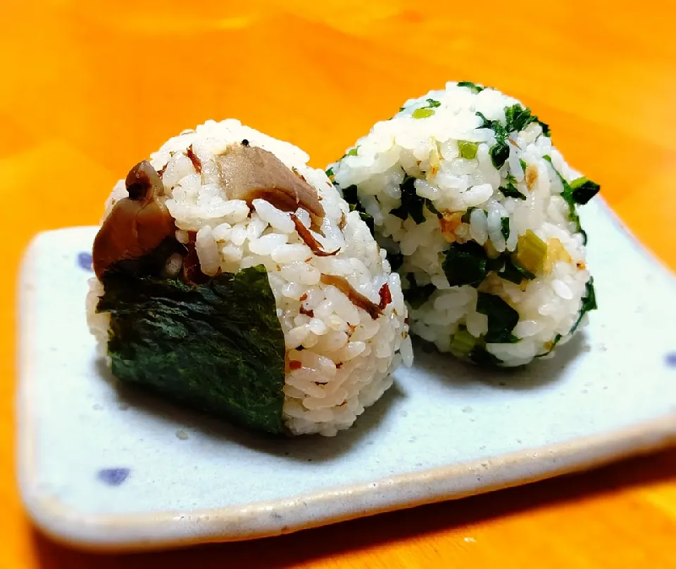 キノコと山椒の実の佃煮
大根の葉と桜えびのふりかけ おにぎり🍙|Etsuさん