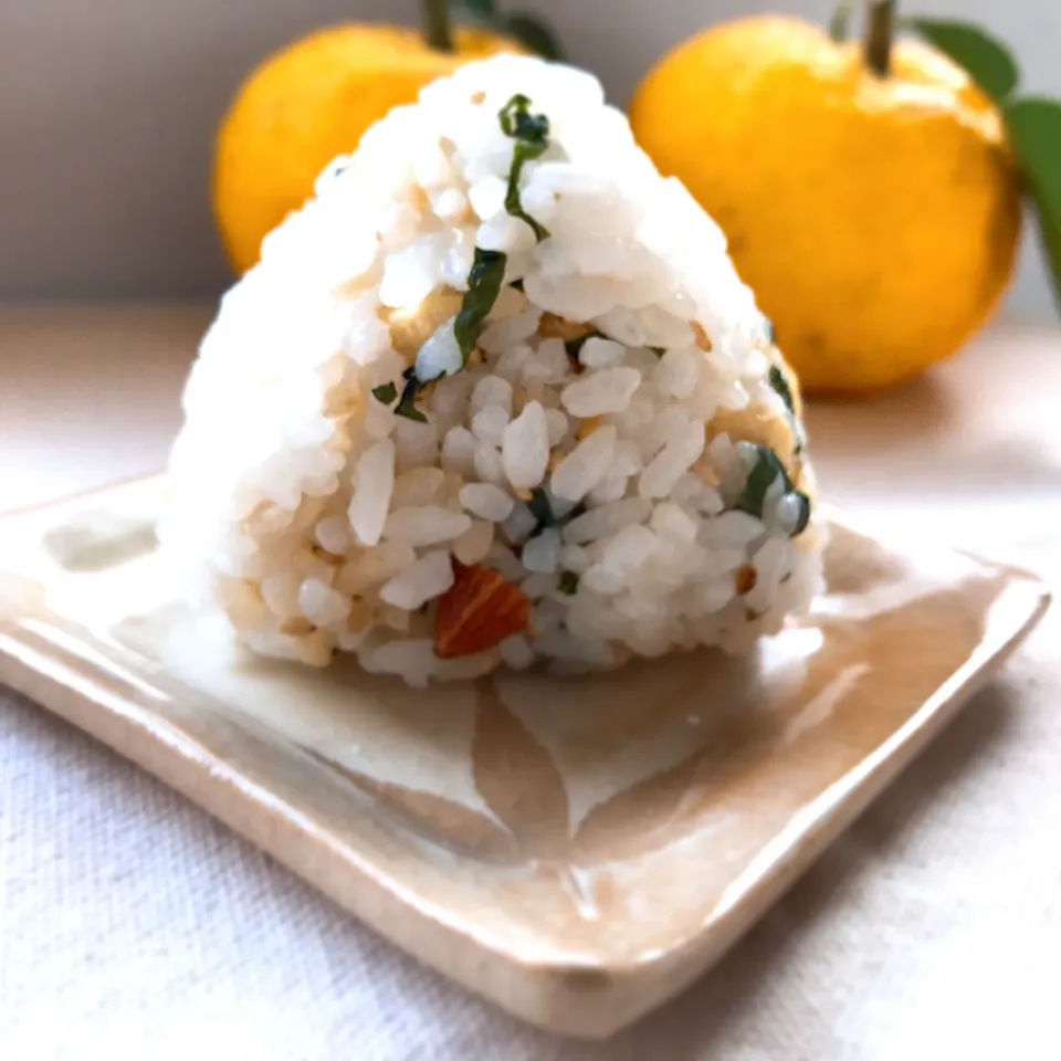 大葉、チーズ🧀、ごま、ナッツ🥜             を混ぜたおにぎり🍙✨|めぐぐさん