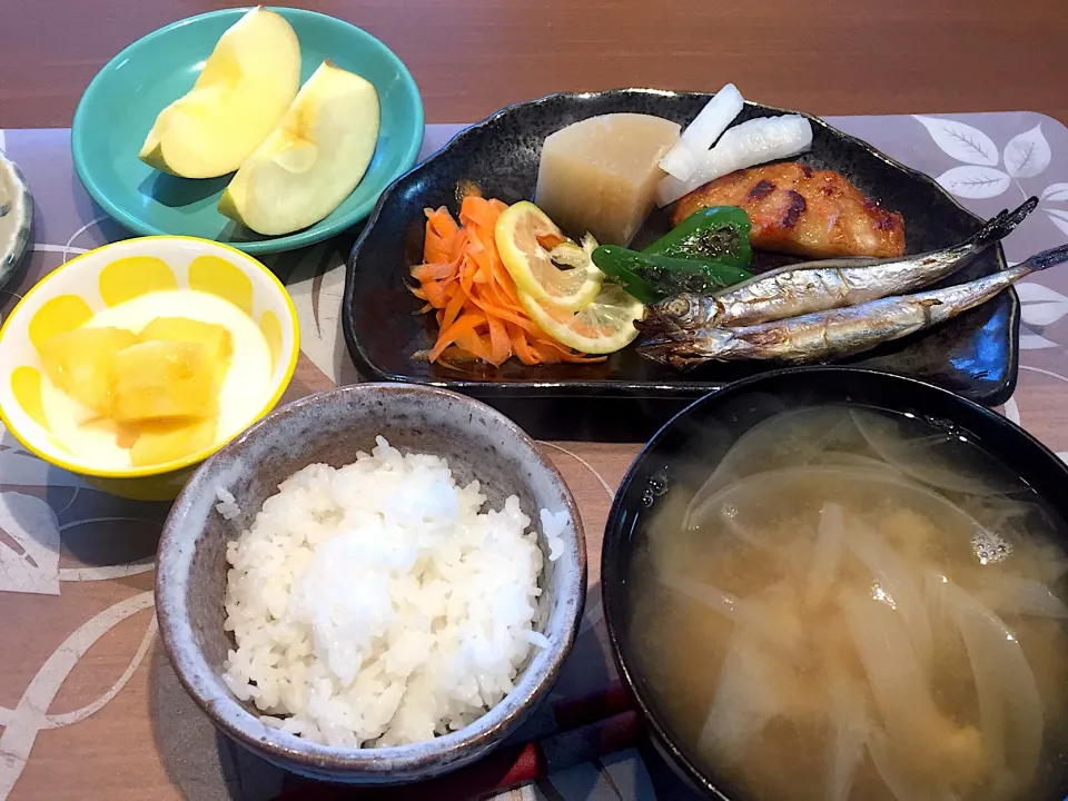 朝ごはん
焼きししゃも、はんぺん付け焼、焼きピーマン、人参酢漬け、蜂蜜漬けレモン、柚子大根、白米、玉ねぎと揚げの味噌汁、パイナップル添えヨーグルト、ふじリンゴ|かよちゃんさん