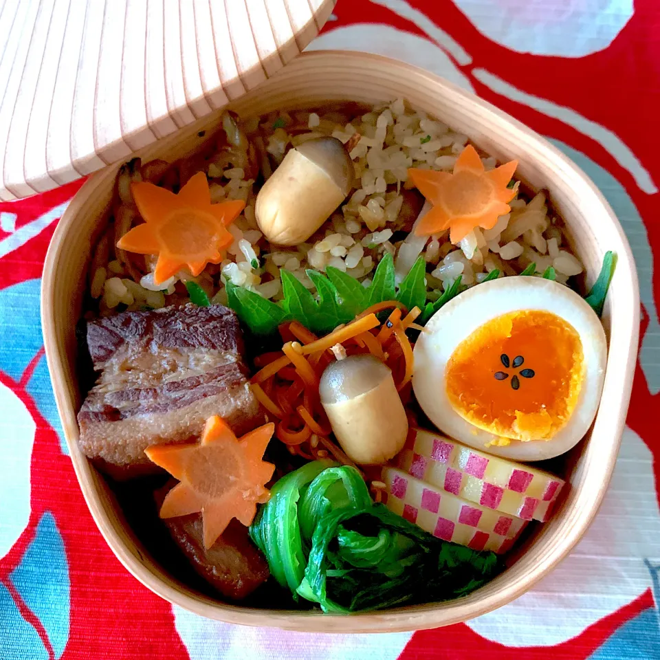 Snapdishの料理写真:あさりとごぼうの炊き込みご飯と豚の角煮弁当|jarinkoさん