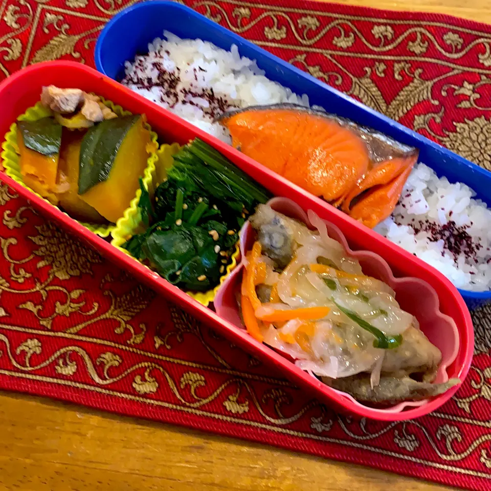 鯵の南蛮漬けと、ほうれん草の胡麻和えと、南瓜と鶏肉の煮物と焼き鮭弁当|もえさん