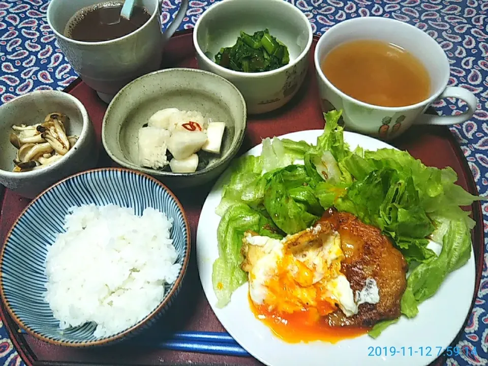 Snapdishの料理写真:よねばーばの朝ごはん
たまご焼きさつま揚げレタス添え
とろろ昆布の味噌汁
蕪の甘酢漬け
しめじソテー
蕪の葉の浅漬け、
ご飯、生姜ココア、|yoneばーばさん