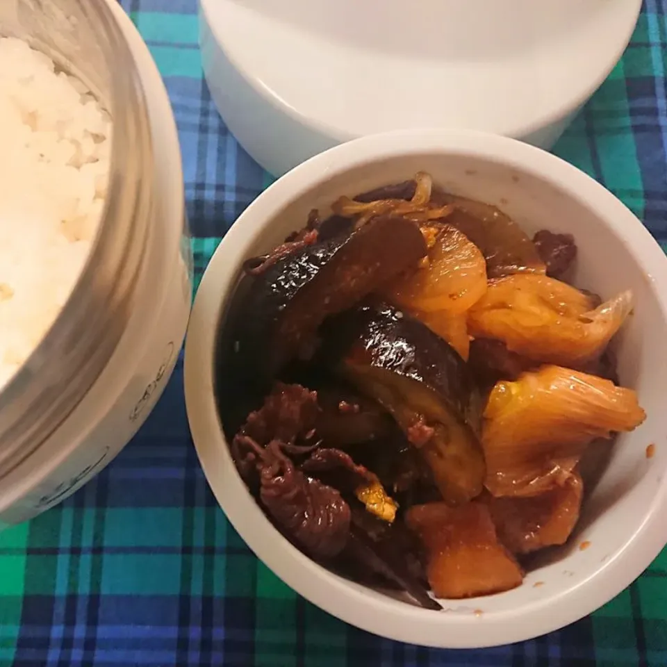 🌸ほかほかすき焼きの弁当🌸

結構な量のすき焼き煮が入りました！
立ちのぼる湯気の合間に写真を(*^^*)|クロ母さんさん