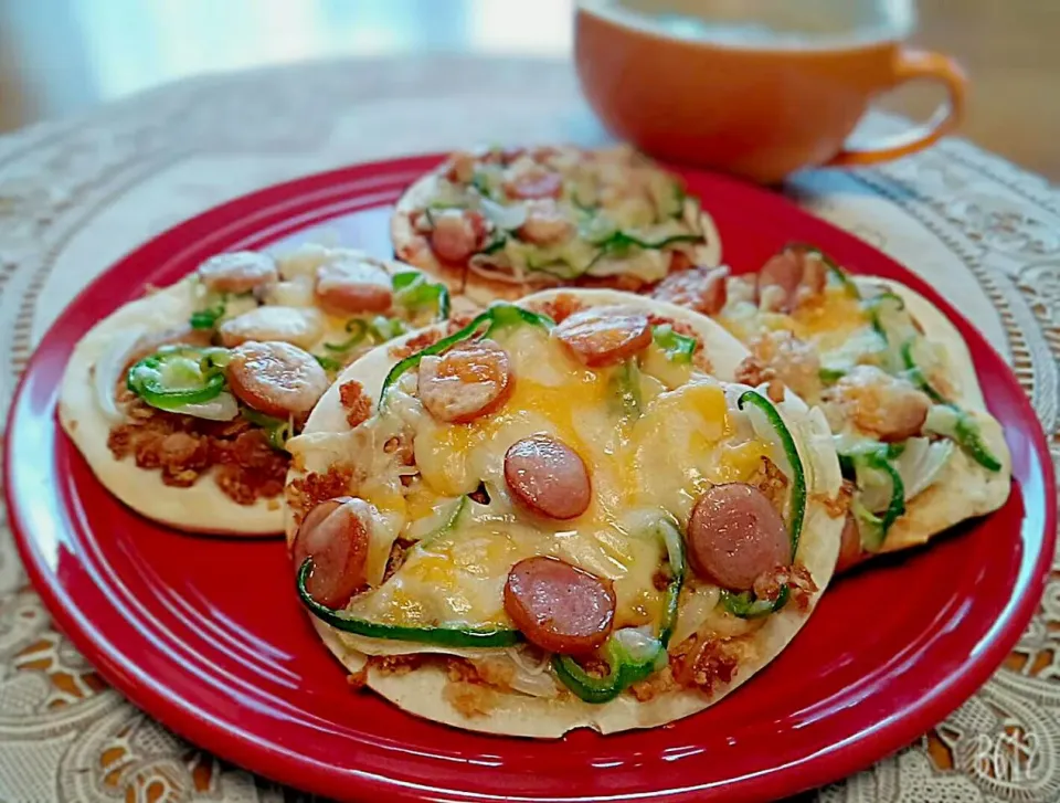 旦那への夕方出勤前ご飯
✱ピザ
✱おさかなミンチ入り野菜スープ
「小さくて
　お気軽に作れるピザ生地」
　(COOP商品)
乾燥マッシュポテトと
適当な具材でピザを作りました|🌻ako ·͜·♡peco🌻さん