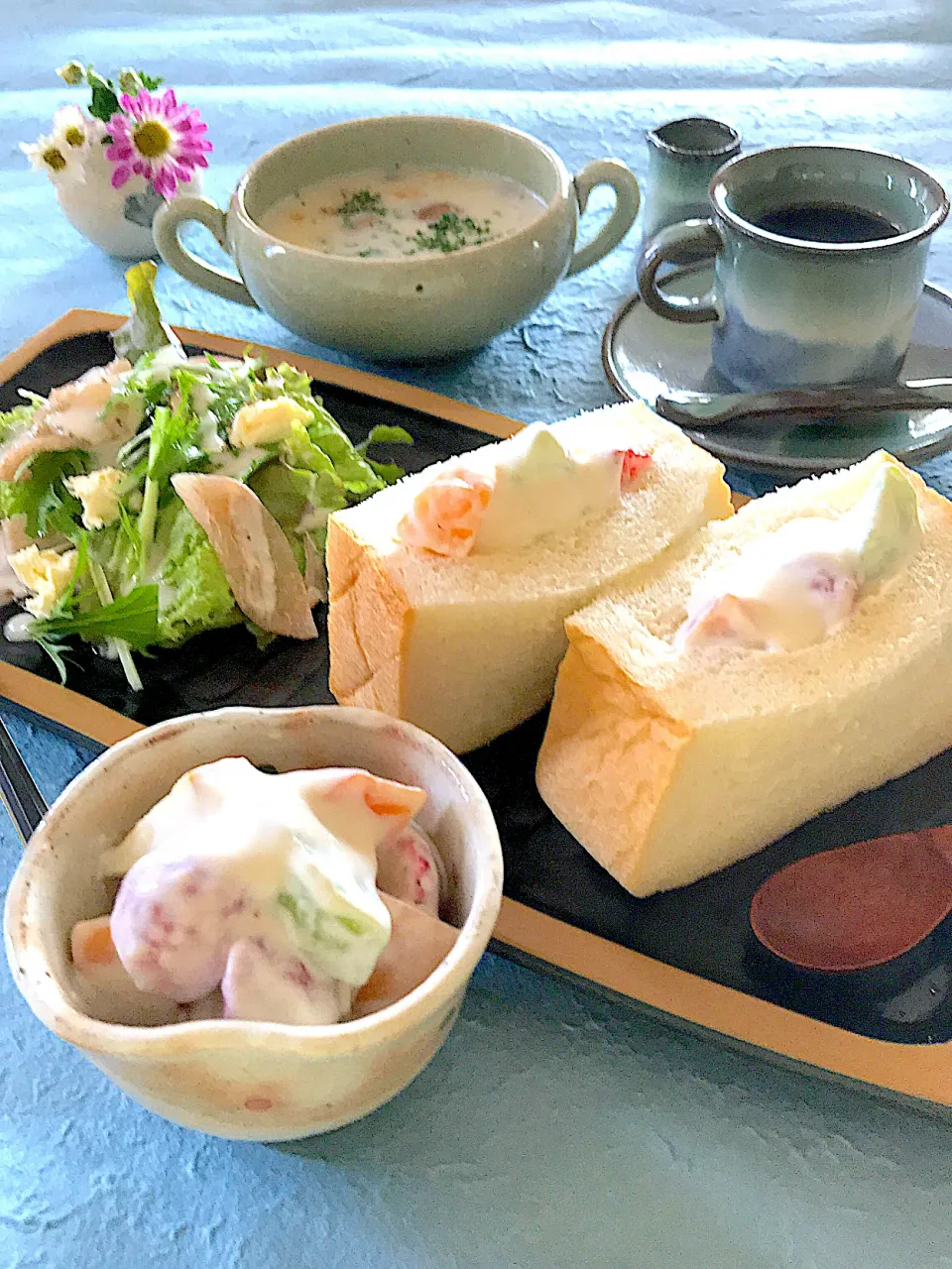 フルーツサラダサンドの朝食🥪ふわっふわ乃が美の生食パンで☀️|サミカさん