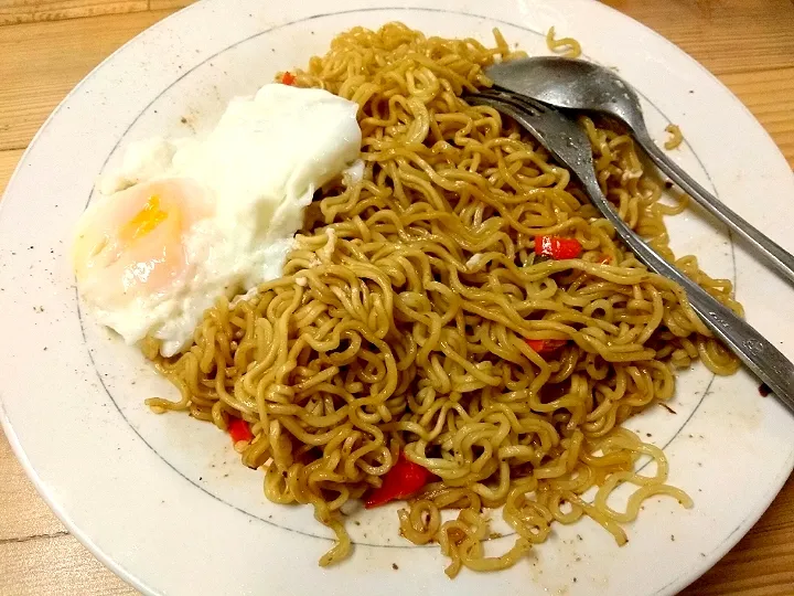 Snapdishの料理写真:Indomie telur|Dodi Setyowicaksonoさん