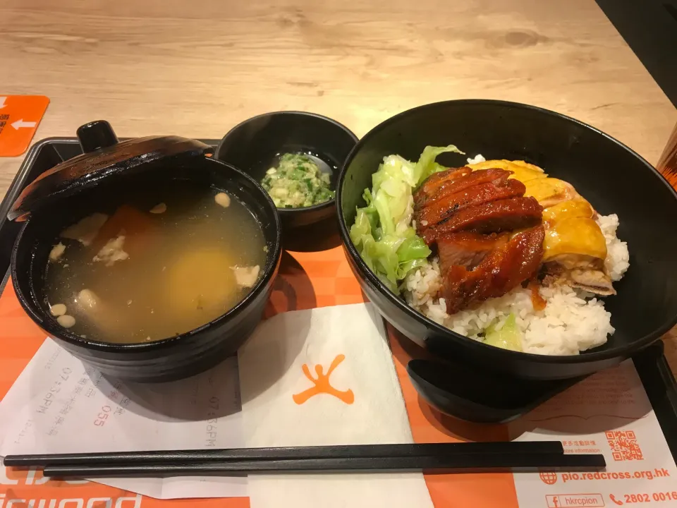 Snapdishの料理写真:Barbecued pork & chicken rice + soup|Sky Blueさん