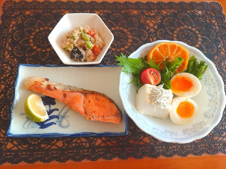 鮭バター焼き  おから煮  豆腐サラダ🍺|chikakoさん